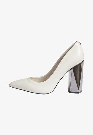 Chaussure à talon haut en cuir blanc avec un bout pointu et un talon en bloc argenté géométrique, texture lisse et un design découpé arrondi à l'avant.