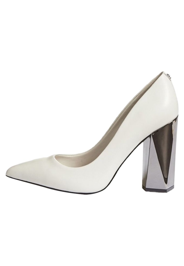 Chaussure à talon haut en cuir blanc avec un bout pointu et un talon en bloc argenté géométrique, texture lisse et un design découpé arrondi à l'avant.