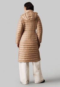Calvin Klein PADDED SMOCKING MIDI COAT - Abrigo de invierno - amphora