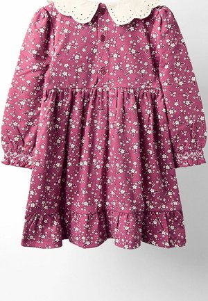 Lila Blumenkleid mit langen Ärmeln, weißem gewellten Kragen, vorderen Knöpfen und gerafften Stufen am Saum. Der Stoff ist strukturiert mit kleinen, weißen Blumen.