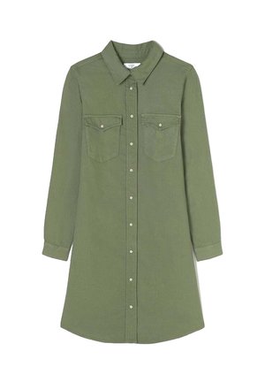 Robe chemise à manches longues en coton vert olive, avec un devant boutonné, un col et deux poches poitrine. Texture lisse, coupe droite.