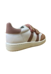 Sneaker bianco in pelle con accenti in suede rosa, suola in gomma testurizzata e cinturini in velcro, caratterizzato da una punta arrotondata e supporto alla caviglia imbottito.