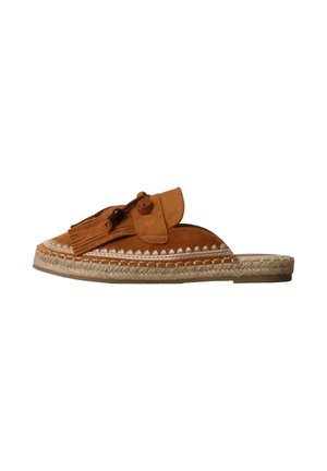 Espadrille en daim couleur tan à enfiler avec semelle tissée, couture zigzag blanche et franges à pompons avec perle en bois sur le dessus.