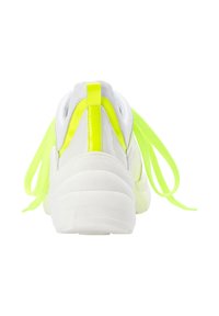 Adidași albi cu talpă groasă, cu accente neon galbene și detalii din plasă. Șireturile lungi, de un galben strălucitor, se desfășoară din spate.