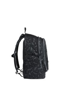 Czarny plecak z wzorem batów, z regulowanymi ramiączkami, wieloma zamykanymi przegrodami i fakturowaną powierzchnią. Widoczna kieszeń boczna.