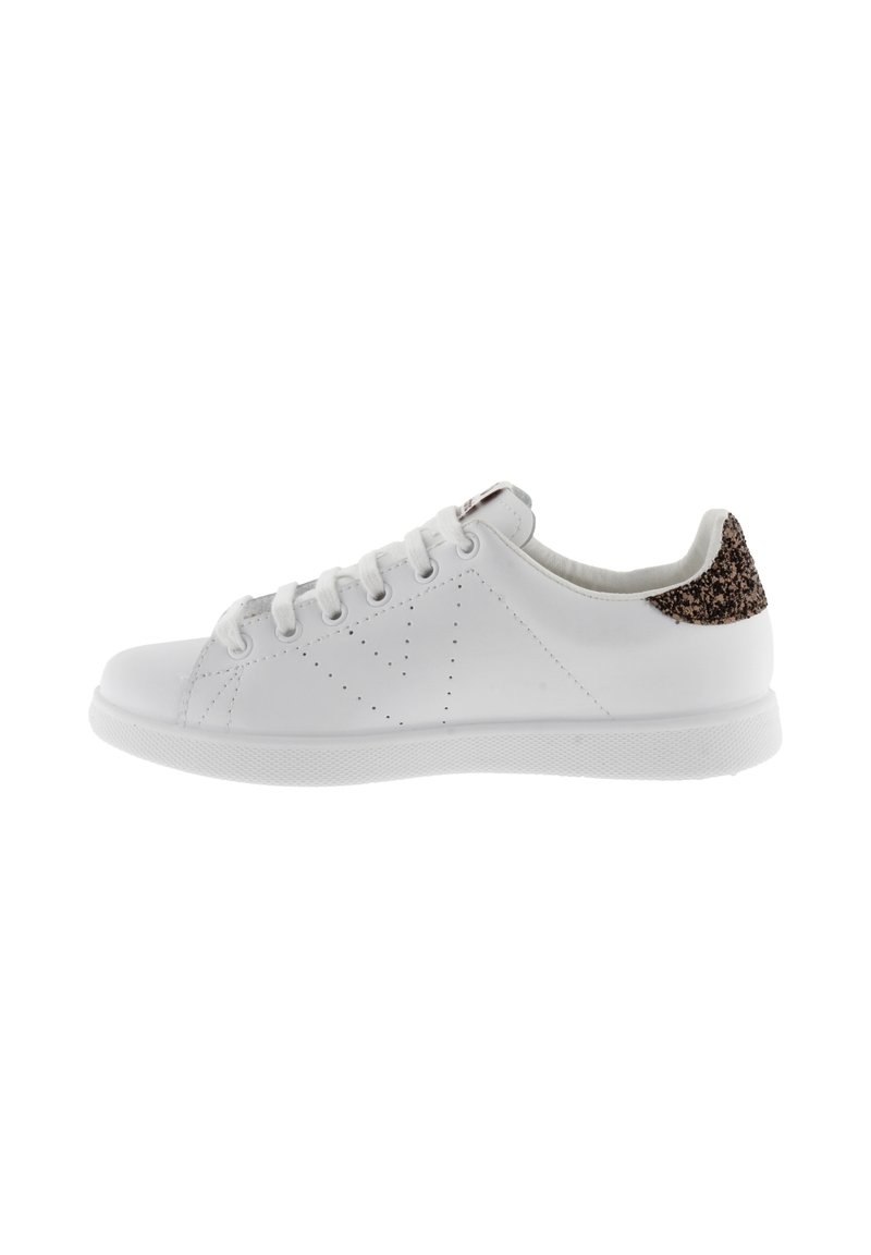 Sneaker bianchi a basso profilo con design con lacci, motivo perforato a forma di V di lato e accentuazione glitterata marrone scuro sul tallone.