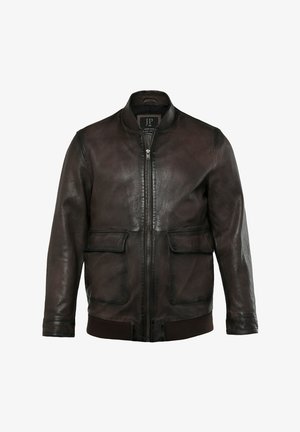 Hnědá kožená bomber bunda s zipem vpředu, dvěma velkými předními kapsami, žebrovanými pletenými manžetami a hladkým, strukturovaným povrchem.