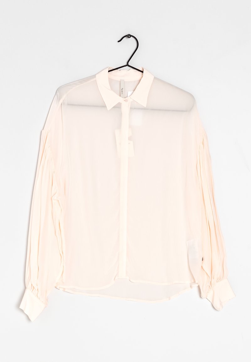 Blusa leggera rosa chiaro, trasparente, con chiusura a bottoni, colletto appuntito e maniche lunghe a sbuffo, caratterizzata da dettagli arricciati sulle maniche.