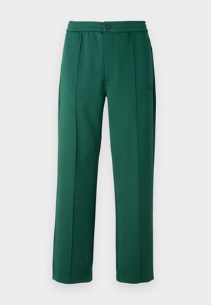 Pantalones de poliéster verdes con un corte relajado, cintura elástica, pliegues frontales y un cierre con un solo botón. Textura suave y diseño de pierna recta.