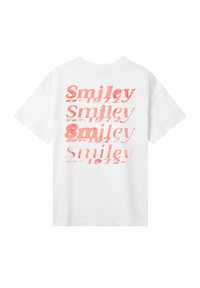Weißes Baumwoll-T-Shirt mit Rundhalsausschnitt, das auf dem Rücken mit sich wiederholendem, verblasstem, rosa Text "Smiley EST. 1972" bedruckt ist.