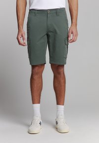 Groene cargo shorts van lichtgewicht stof, met meerdere zakken, een rechte snit en een knoopsluiting aan de taille.