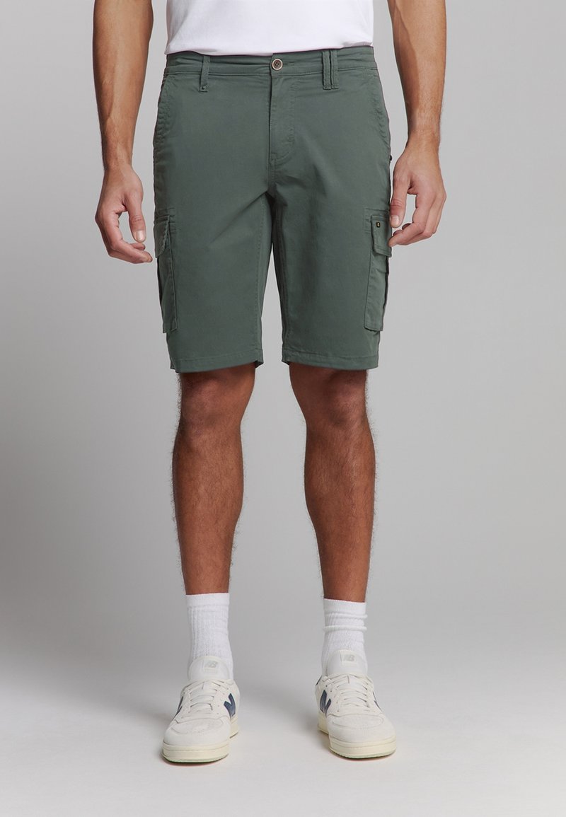 Groene cargo shorts van lichtgewicht stof, met meerdere zakken, een rechte snit en een knoopsluiting aan de taille.