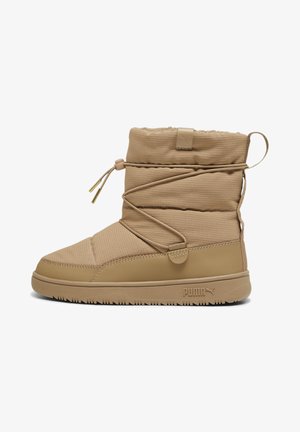 Beige Knöchelstiefel mit gepolsterter Oberseite, strukturiertem Stoff und elastischen Schnürungen. Gummisohle und ein kleines Logo an der Seite.