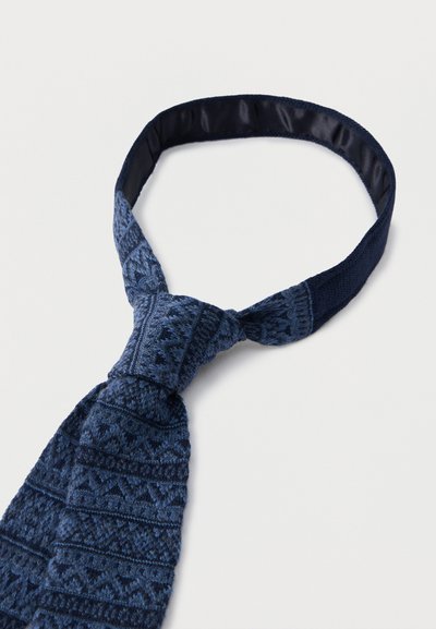 Σκούρα μπλε πλεκτή γραβάτα με γεωμετρικό σχέδιο, υφή υφάσματος και λεία σατέν εσωτερική επένδυση. Δεμένη στον κόμπο για παρουσίαση.