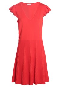 Robe rouge avec un décolleté en V, des manches courtes à volants et une jupe plissée. Fabriquée en un tissu tricoté lisse avec des motifs texturés verticaux.