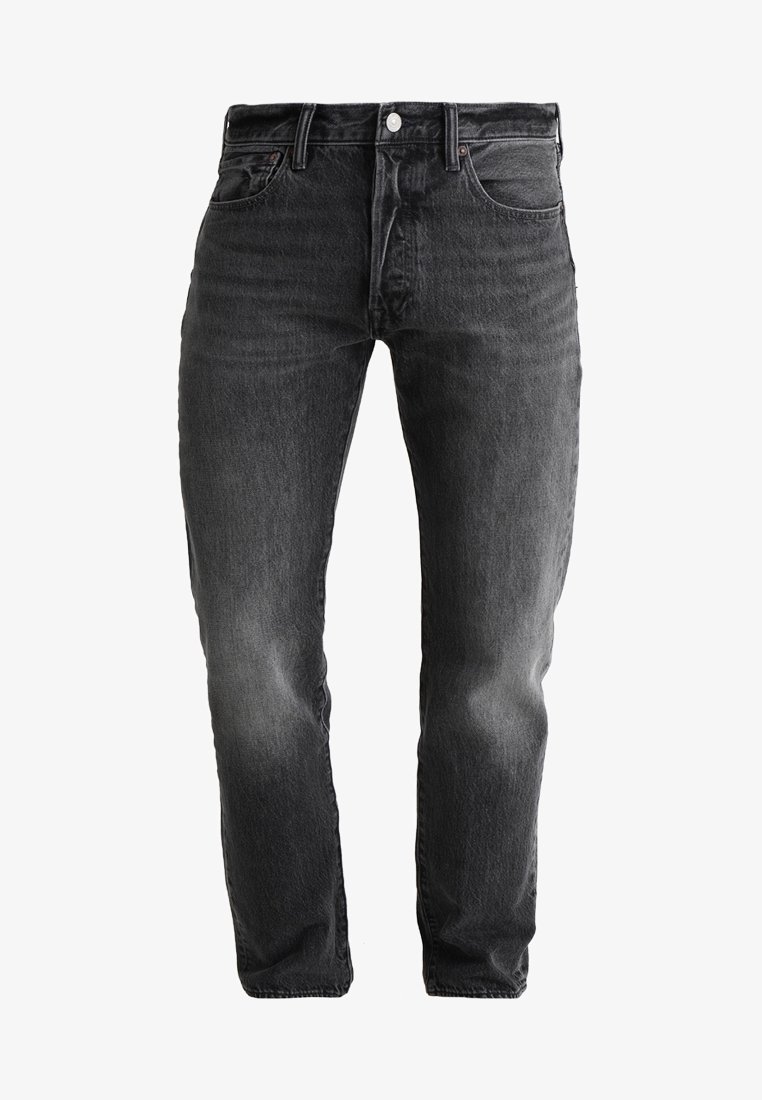 Vaqueros de mezclilla oscura con corte entallado, acabado desgastado, diseño de cinco bolsillos y cierre con botón metálico en la cintura.