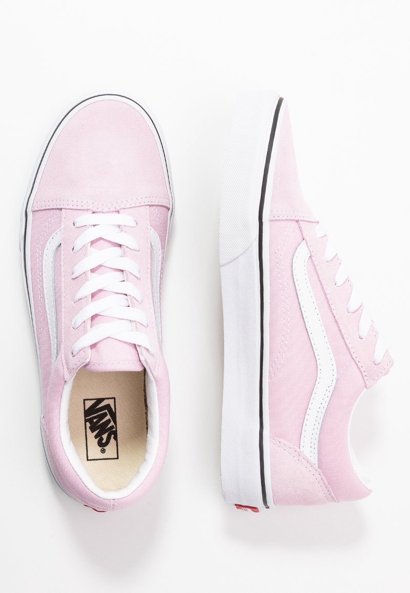 Paire de baskets Vans roses avec lacets blancs et bande latérale blanche, vues de dessus et de côté sur fond blanc.