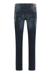 Jeans de mezclilla azul oscuro con corte recto, que presentan dos bolsillos traseros con un diseño curvado sutil y una etiqueta de cuero en la cintura.