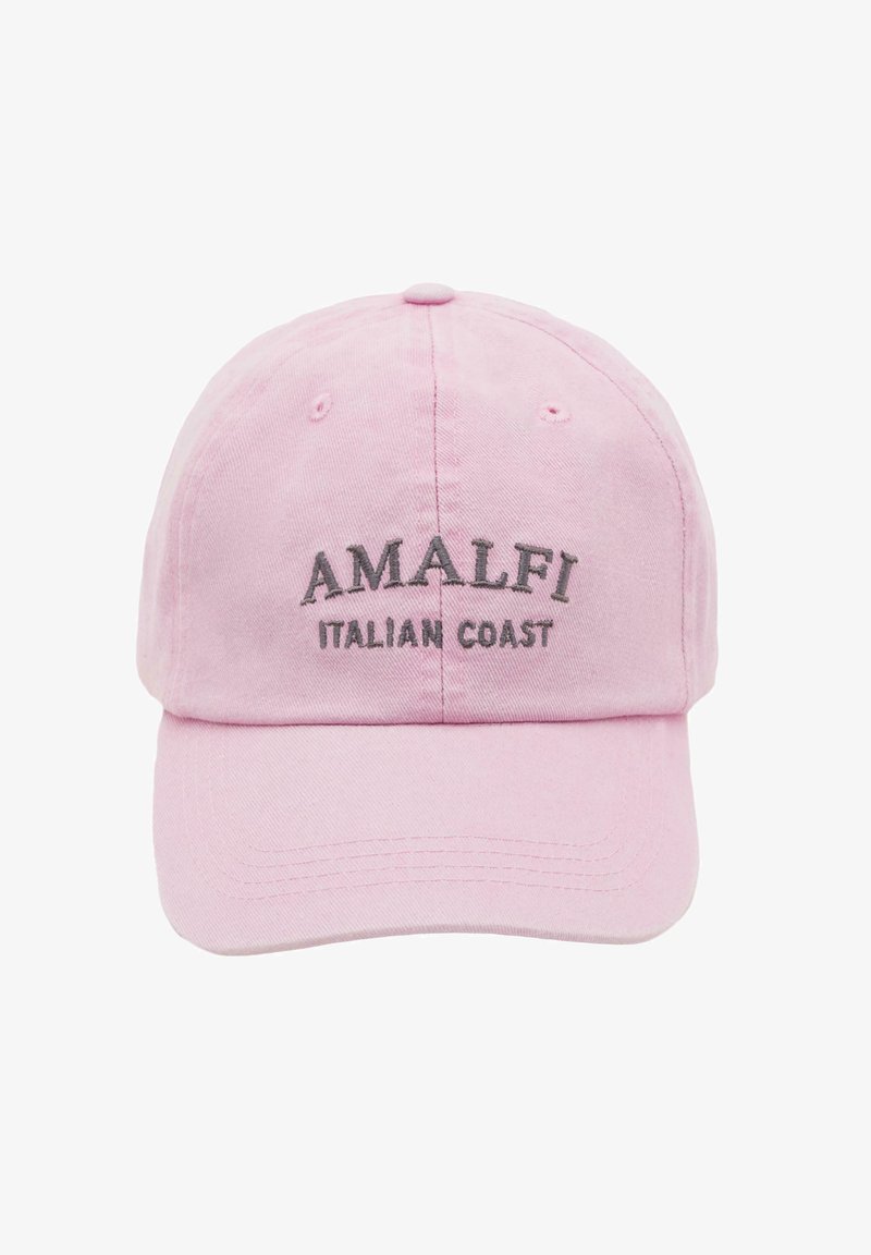 Hellrosa Baseballkappe mit dunkelgrauem, gesticktem Text "AMALFI ITALIAN COAST" auf dem Vorderpanel.