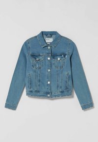 Ljusblå denimjacka med en klassisk krage, två bröstfickor, silverdetaljer och slitna detaljer på tyget och sömmarna.