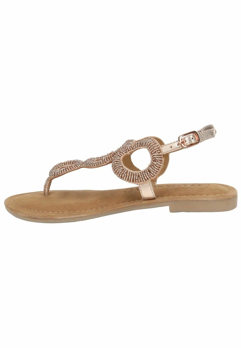 Sandal in oro rosa piatta con strap decorativo in perline, ritaglio ovale e cinturino alla caviglia regolabile. Soletta marrone chiaro liscia con design della suola minimale.