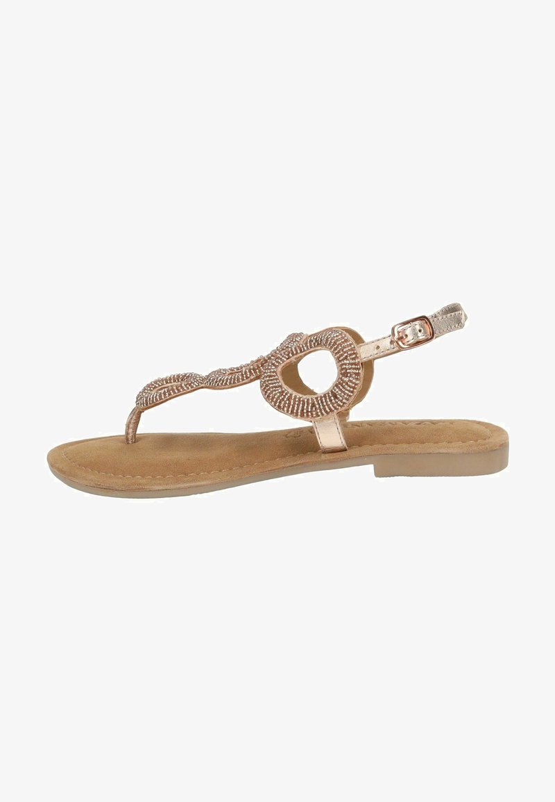 Sandal in oro rosa piatta con strap decorativo in perline, ritaglio ovale e cinturino alla caviglia regolabile. Soletta marrone chiaro liscia con design della suola minimale.