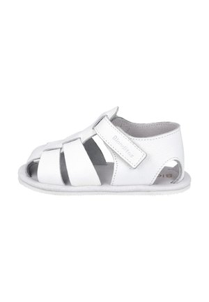 Sandalia blanca de piel para bebé con tira de velcro, diseño de punta abierta y suela blanda.