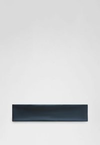 Mørkeblå rektangulær læderaccessory med glat overflade og afrundede kanter, designet som et minimalistisk og funktionelt stykke.