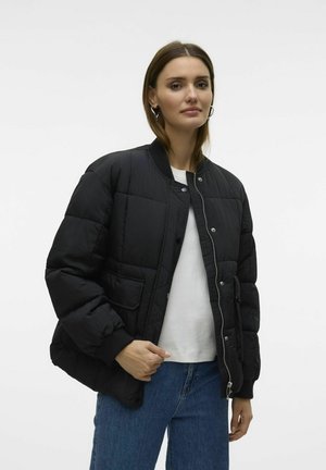 Giacca a vento nera con motivo trapuntato, polsini a costine e chiusura con zip. Presenta una tasca frontale e una vestibilità comoda.