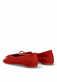 Bailarinas de ante rojo con punta redonda y un lazo en la parte delantera, con suela plana y textura suave.
