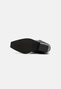 Alma en Pena Cowboy/biker ankle boot - black
