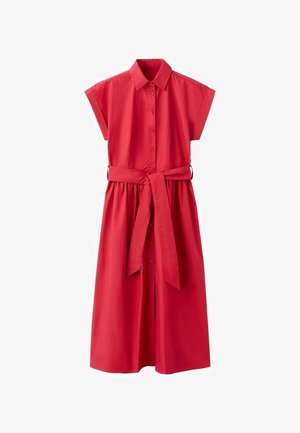 Vestito rosso con maniche corte, chiusura frontale con bottoni e cintura annodata in vita. Realizzato in tessuto liscio con gonna fino al ginocchio.