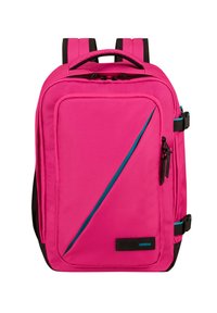 Mochila rosa hecha de material duradero con una textura suave, que presenta un acento diagonal azul, dos correas negras y un pequeño bolsillo con cremallera.