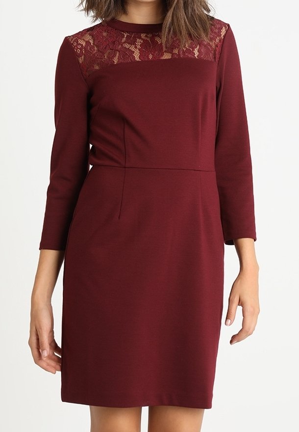 Bordowa sukienka z rękawami do trzech czwarci, z koronkowym panelem na dekolcie, o dopasowanym kroju i gładkiej teksturze.