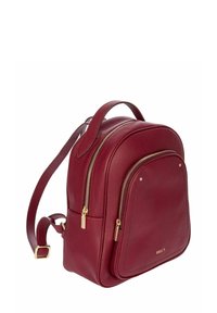 Sac à dos en cuir rouge au design arrondi, avec deux compartiments zippés, des accents en métal doré, et une poignée supérieure avec des bretelles réglables.