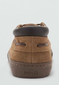 Brauner Wildleder-Casual-Schuh mit gepolstertem, dunkelbraunem Kragen, gesteppten Details und Gummisohle mit eingeprägtem "MNG"-Logo an der Ferse.