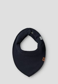 Ciemnoniebieski, prążkowany komin z wycięciem w kształcie spiczastym. Posiada zapięcie na zatrzask oraz małą skórzaną metkę marki z boku.