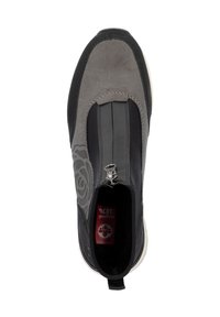 Schwarzer und grauer Slipper mit einem Rosendesign, glattem Leder- und Stoffmaterial, elastischen Einsätzen und einem Zugband an der Rückseite.