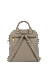 Grijze rugzak van getextureerd leer met dubbele bovenhandvatten, verstelbare riemen en goudkleurige accenten. Voorzien van een voorvak met rits.