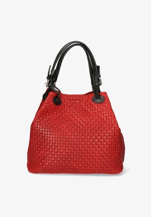 Sac fourre-tout tissé rouge avec doubles poignées noires et détails à boucle sur fond blanc.