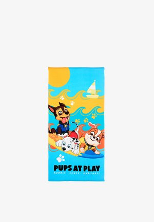 Trzy animowane szczeniaki w kamizelkach ratunkowych surfują na żółtej desce na tle niebieskich i żółtych fal, słońca i żaglówki, nad tekstem "Pups at Play".