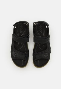 Mustad musta ECCO sandaalid reguleeritavate Velcro rihmadega, pehmendatud sisetallad ja kummist tallad, millel on reljeefne muster haardeks.