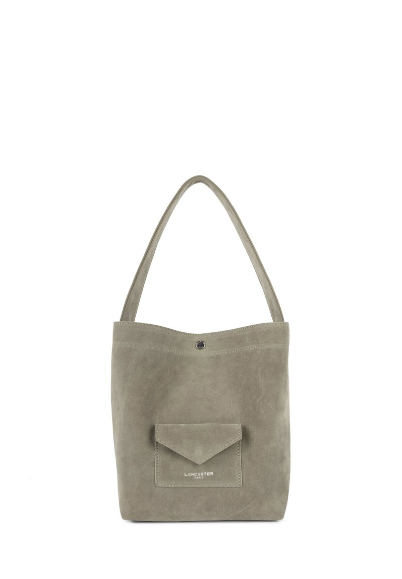 Borsa tote in pelle scamosciata grigia con tasca frontale piatta, apertura superiore arrotondata e una tracolla singola. Presenta una chiusura a scatto e un logo impresso a rilievo.