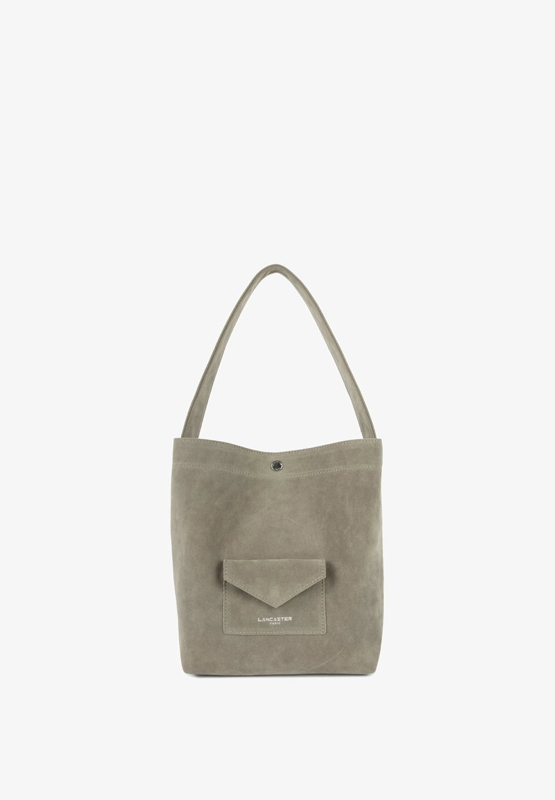 Borsa tote in pelle scamosciata grigia con tasca frontale piatta, apertura superiore arrotondata e una tracolla singola. Presenta una chiusura a scatto e un logo impresso a rilievo.