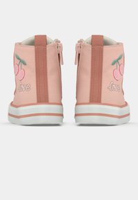 Ροζ sneakers ψηλής κορυφής με λευκές σόλες, κεντημένα κεράσια και τη λέξη «αγάπη» στις εξωτερικές πλευρές, εμφανιζόμενα από πίσω.