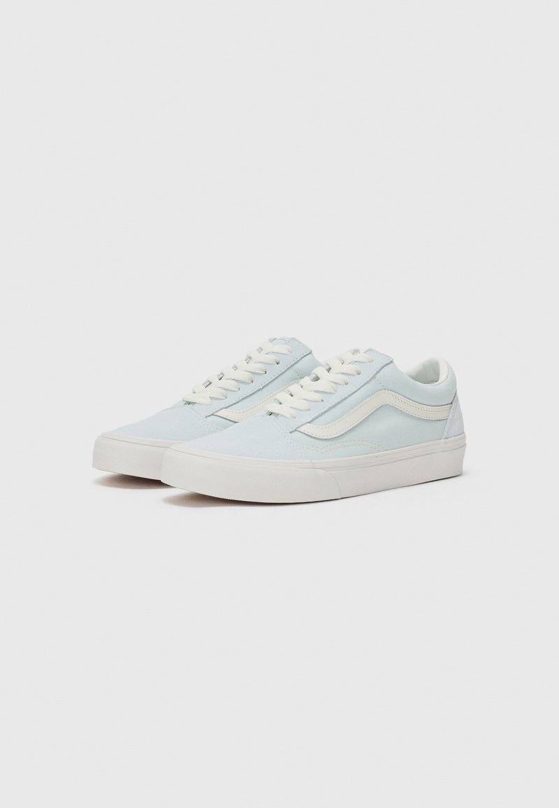 Zapatillas de lona azul claro con detalles blancos, cordones planos y una superficie texturizada. Diseño de corte bajo con una suela de goma duradera.