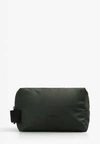 Bolsa rectangular de tela verde oscuro, con cierre de cremallera y una correa lateral. El frente está grabado con la marca "SCALPERS".