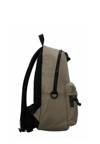 Mochila en tonos marrón y negro con una superficie texturizada, un bolsillo lateral y un cierre de cremallera. Cuenta con correas acolchadas y una forma elegante y aerodinámica.