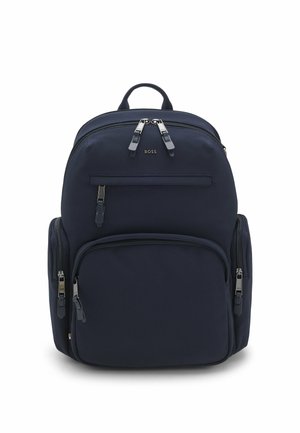 Zaino blu scuro con più scomparti con cerniera e manico superiore, con la scritta BOSS sul davanti.