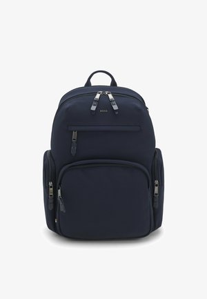 Dunkelblauer Rucksack mit mehreren Reißverschlussfächern und einem oberen Griff, vorne mit dem Schriftzug BOSS versehen.